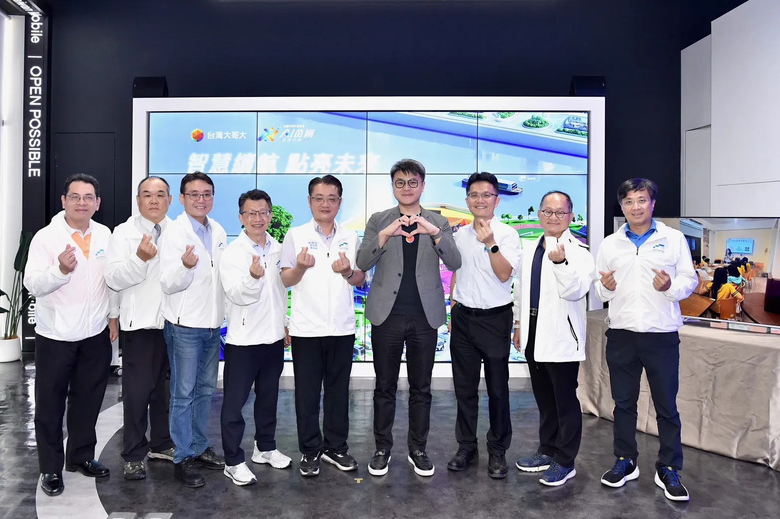新北市教育局、受贈學校校長及公益夥伴代表出席台灣大智慧顯示器公益捐贈儀式，見證展示設備完成第二生命。