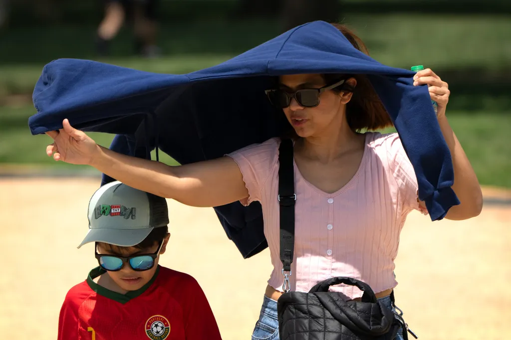 美國多地遭遇熱浪襲擊，40度高溫讓人吃不消。（美聯社）
