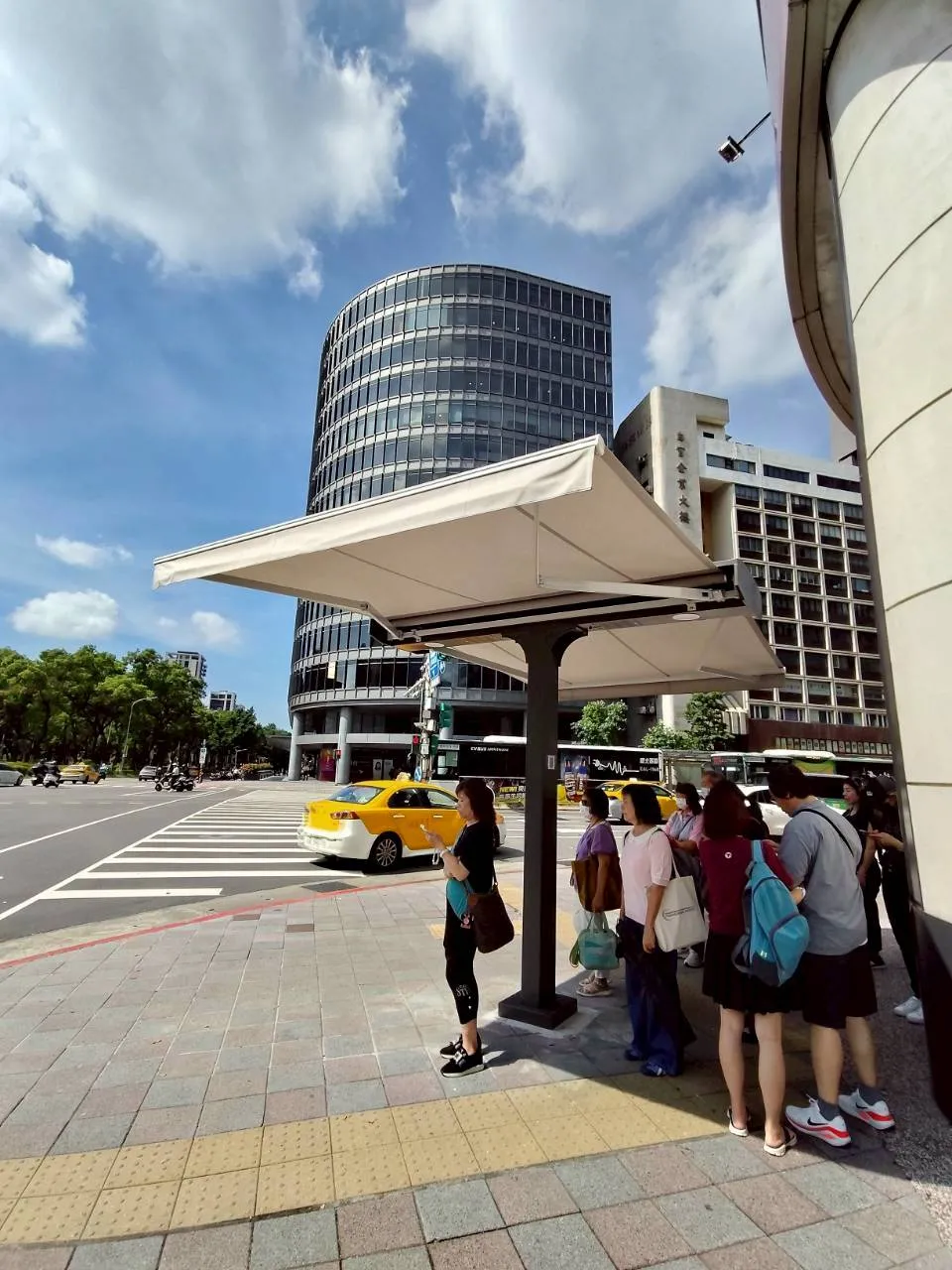20260701-北市府於小巨蛋設置的遮陽傘。（北市府提供）
