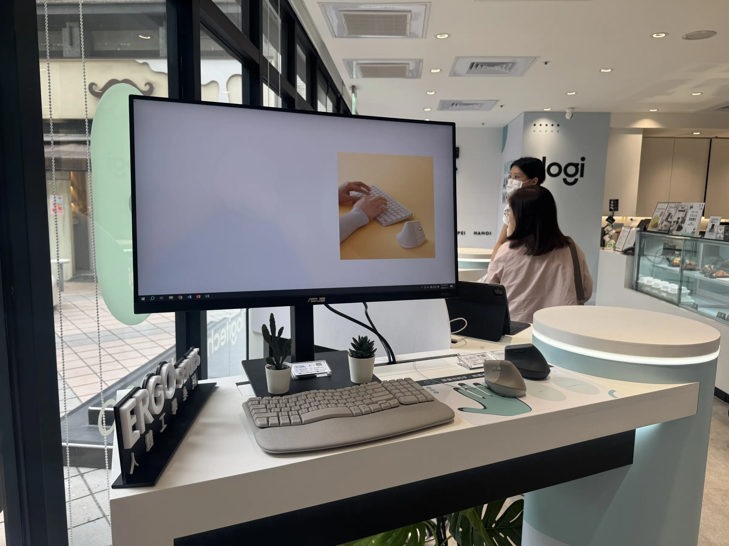 ERGO人體工學系列以Lift人體工學垂直滑鼠及Wave Keys人體工學鍵盤為代表。（劉芯衣攝）