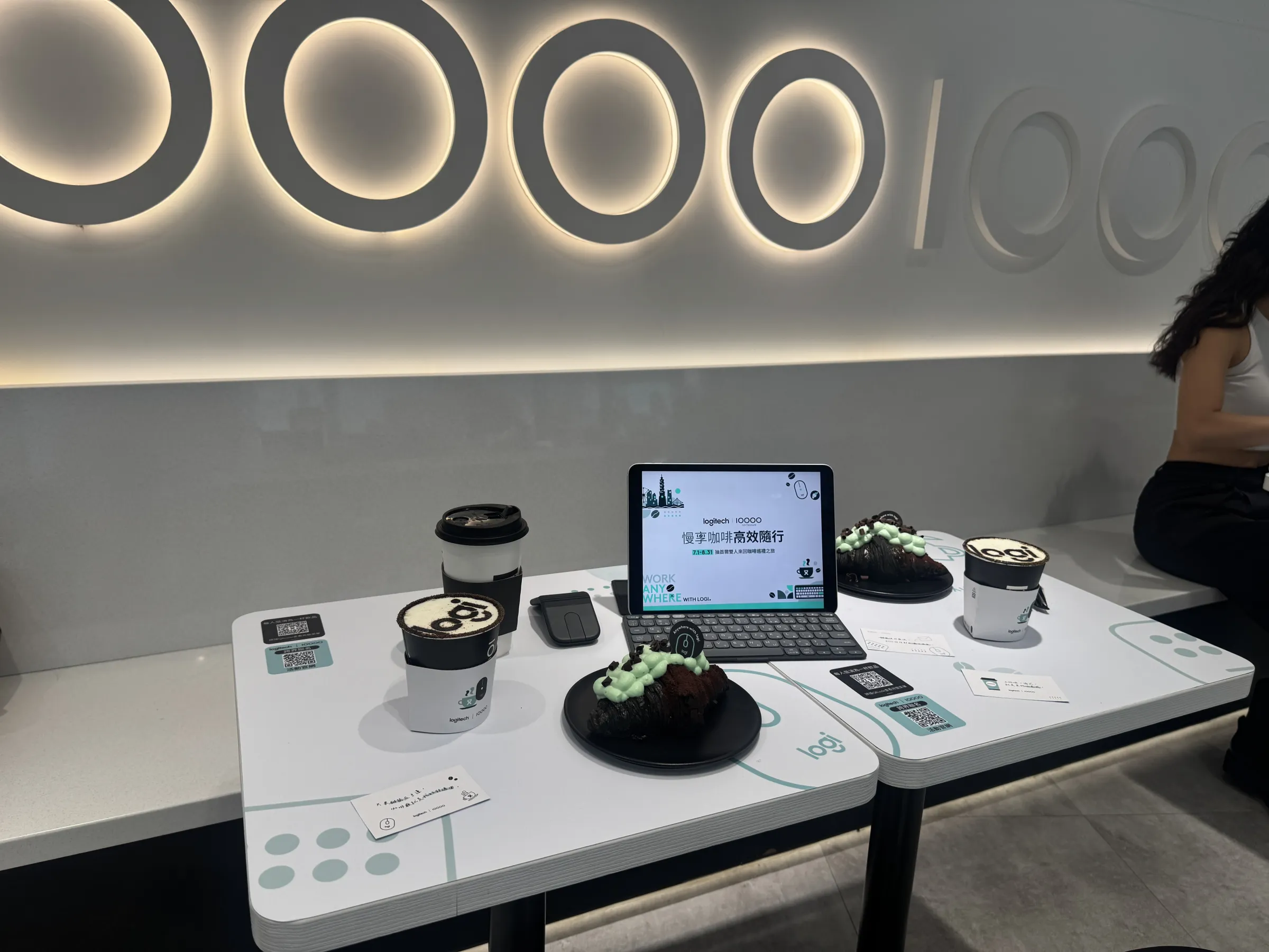 此次推出兩款期間限定聯名餐點，包括印有Logi Logo的「焙茶奶霜咖啡」，以及搭配薄荷奶油的「薄荷巧克力可頌」。（劉芯衣攝）