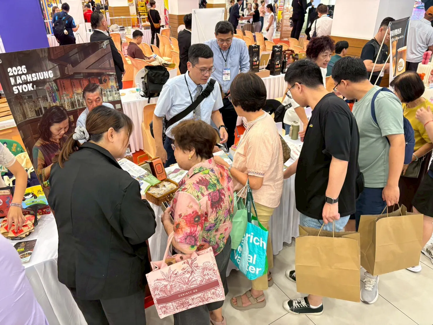 農業局於檳城Roadshow活動設置「高雄農遊」展攤，吸引眾多當地民眾駐足參觀，熱烈詢問高雄農村旅遊遊程及特色農產品。（圖/高市農業局提供）