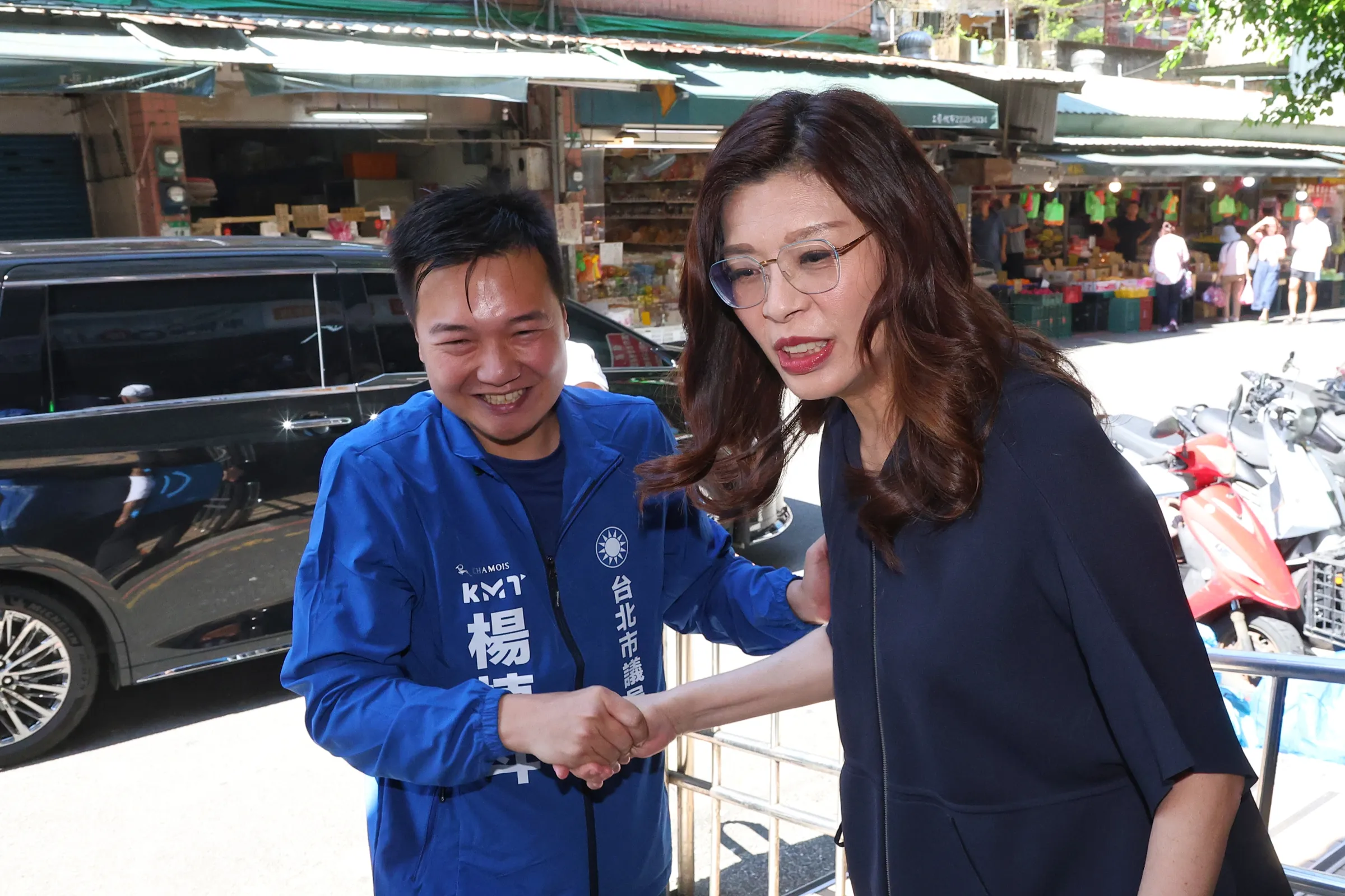 20260702-國民黨主席鄭麗文（右）2日陪同台北市議員楊植斗（左）至木柵市場掃街拜票。（顏麟宇攝）