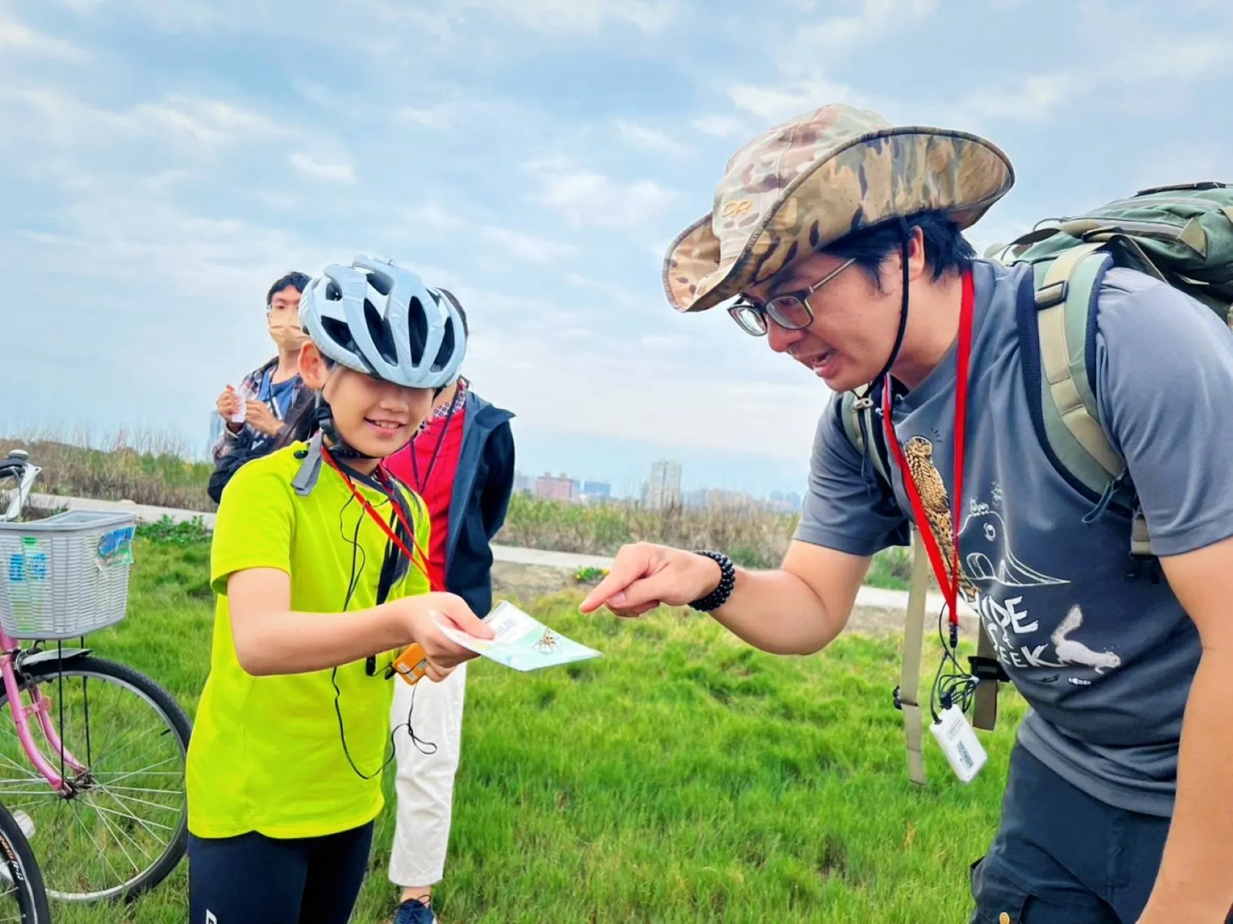 生態達人周俊廷帶聽眾上山下海，踏查淡水河口濕地與觀音山生態。（圖/新北市立十三行博物館）