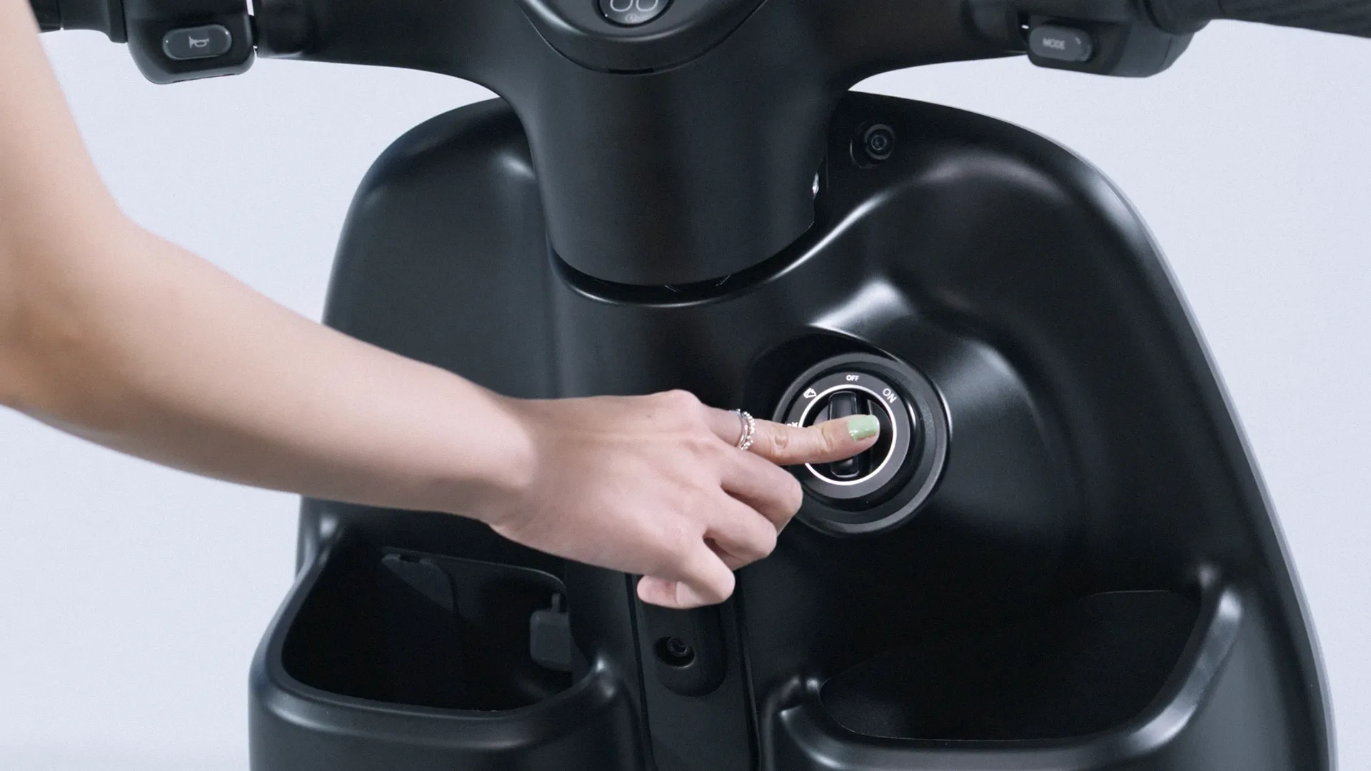 Gogoro Luna首度導入Keyless免鑰匙啟動系統，除了配置實體鑰匙之外，也能使用手機感應解鎖車輛。（Gogoro提供）