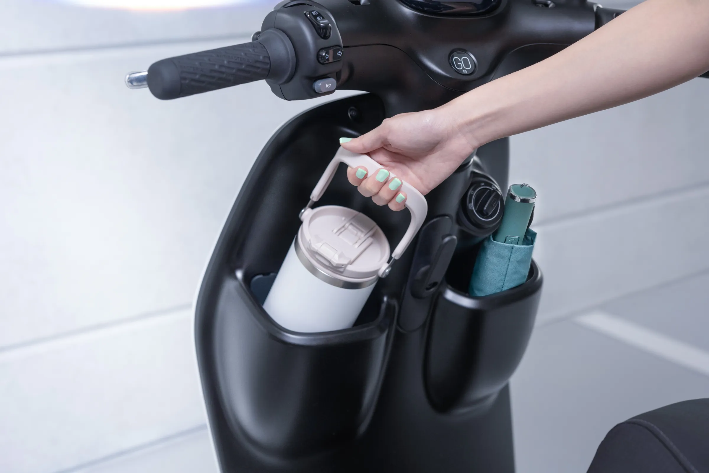 Gogoro Luna配備同級唯一的超大雙置杯架，咖啡、手搖飲或冰壩杯皆能各就各位。（Gogoro提供）