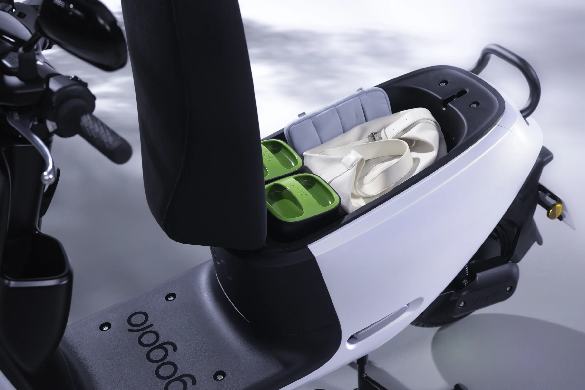 Gogoro Luna配有22L大容量置物箱，一次收納通勤、採買與出遊的各種隨身物品。（Gogoro提供）