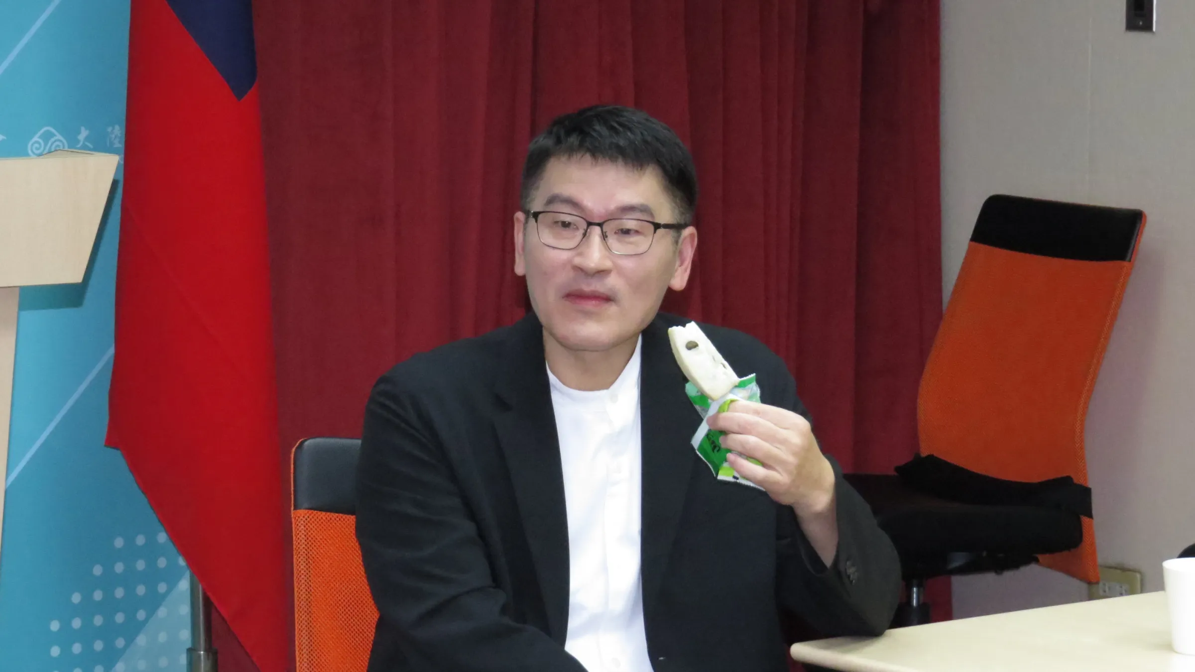 陸委會副主委梁文傑花費15萬採購大批鳳梨釋迦冰棒，招待陸委會同仁以及媒體記者。（楊騰凱攝）