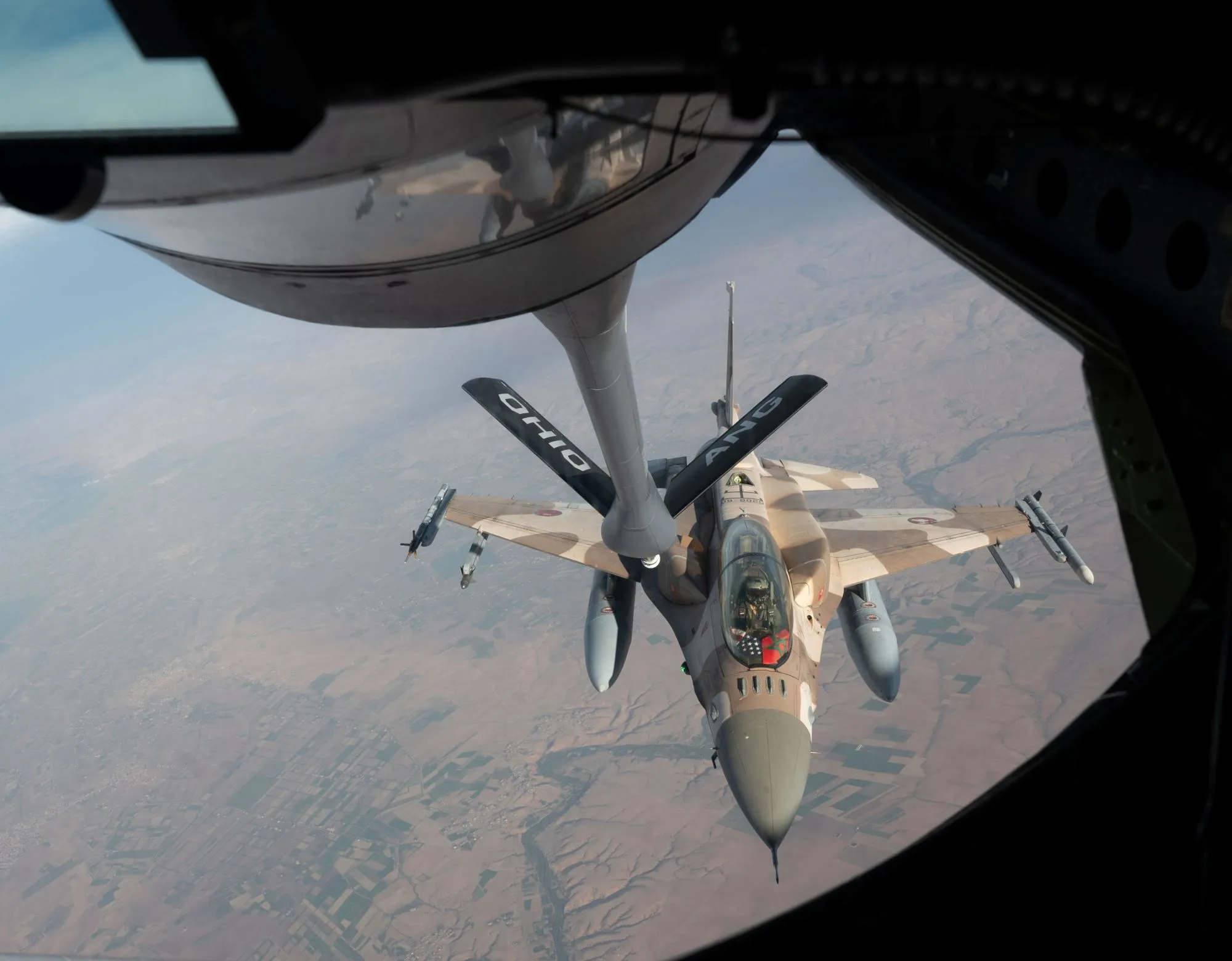 摩洛哥空軍現役F-16戰機與美軍進行聯合演習，正在進行空中加油。（取自美軍DVIDS系統）
