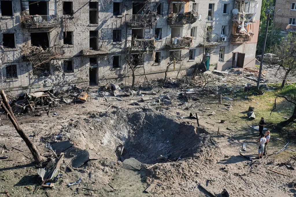 俄軍發射飛彈空襲烏克蘭首都基輔，市區多處建築遭受重創。（美聯社）