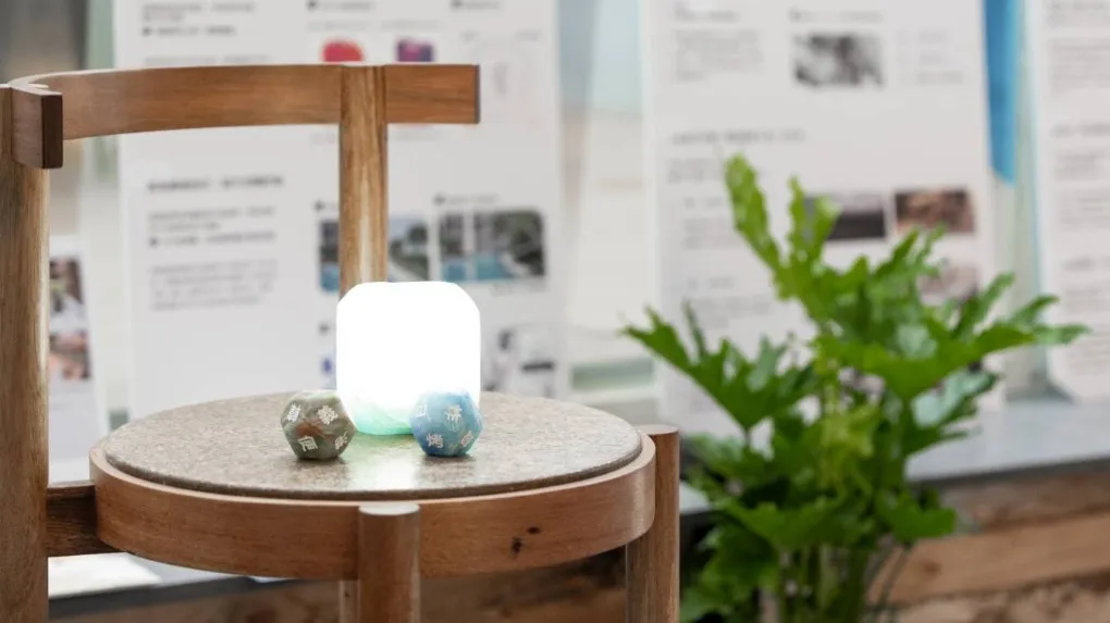 好室智造所的呼吸燈與再生家具，廢棄物轉化的成品給參展民眾留下深刻印象。（圖/遠雄建設提供）
