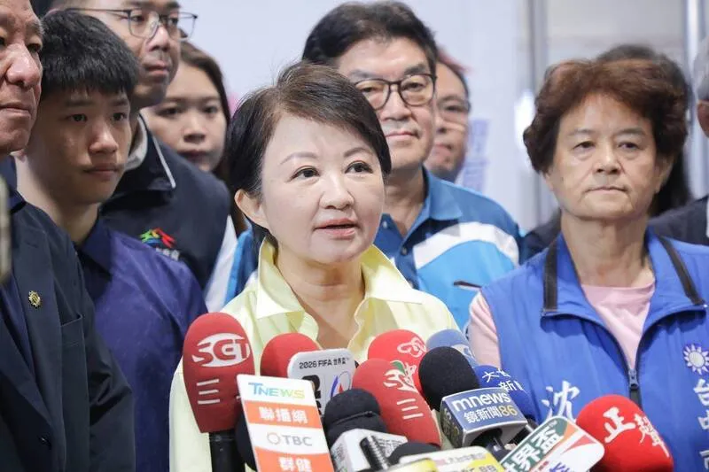 盧秀燕受訪談台中無人載具產業論壇 台中市政府2日舉辦「領航2026：台中無人載具產業與海外商機論壇」，市長盧秀燕（前）3日接受媒體聯訪時表示，論壇展現台美雙方共同打造無人機產業決心及情誼，雙方會緊密合作。（台中市府提供）中央社記者蘇木春傳真115年7月3日