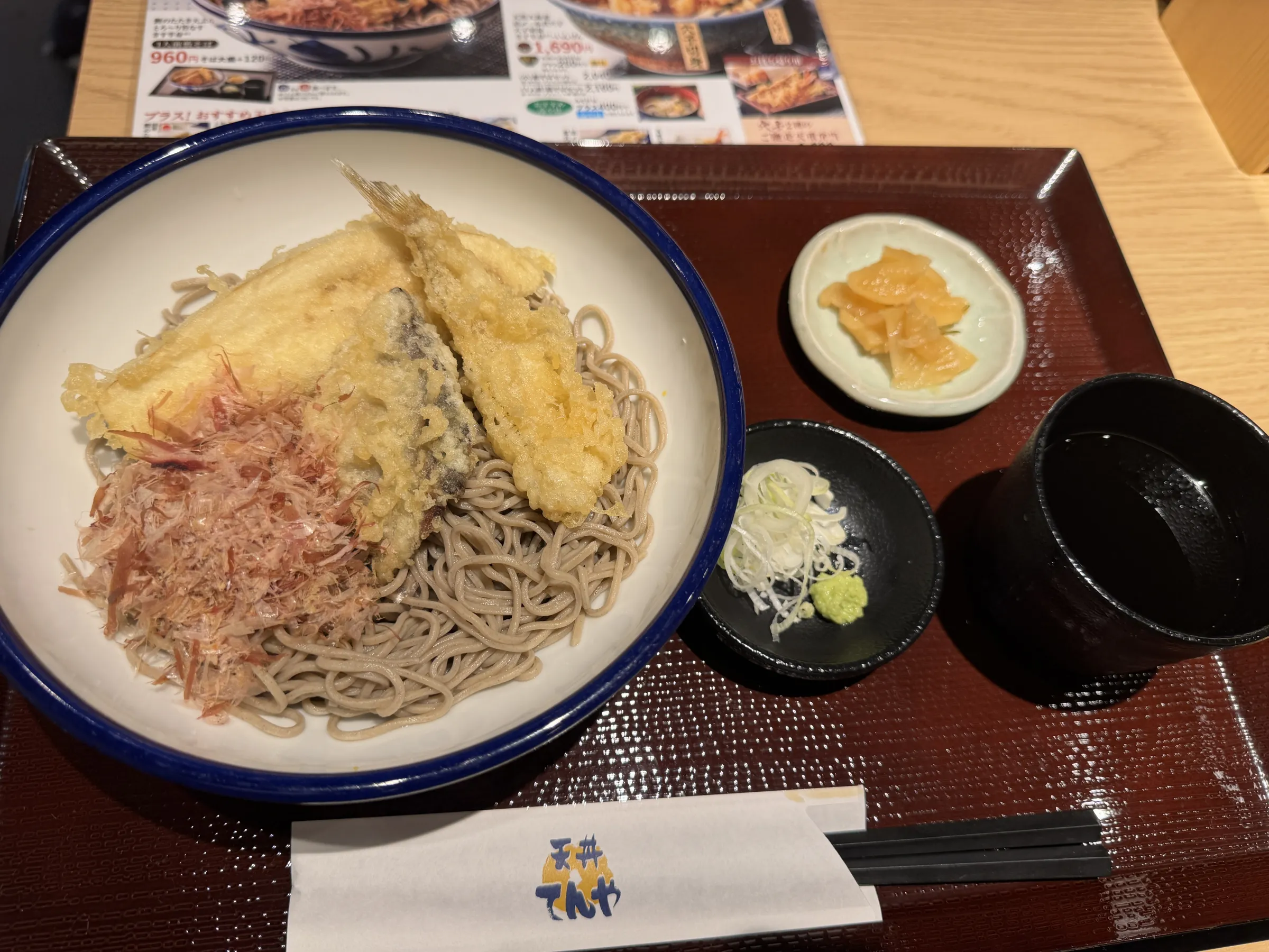 天丼てんやが夏限定の「てんや流 冷や汁うどん」と「鰹の冷やしそば」を発売し、風傳媒が銀座店で実食取材を行った。黃信維