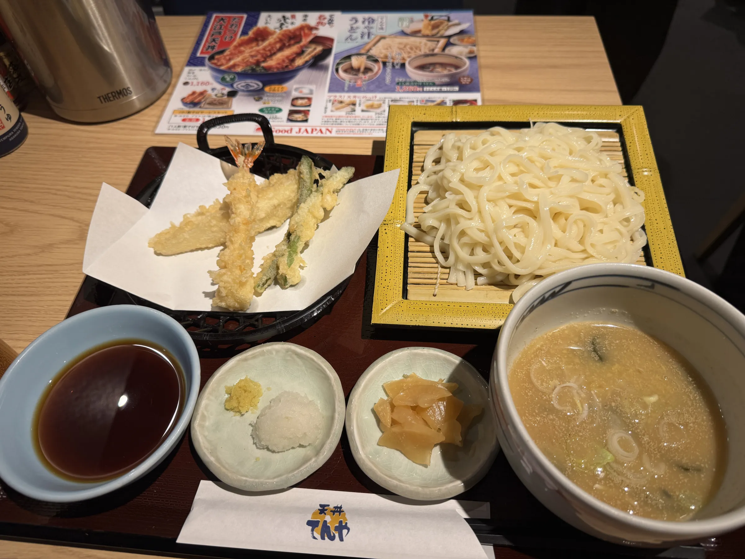 天丼てんやが夏限定の「てんや流 冷や汁うどん」と「鰹の冷やしそば」を発売し、風傳媒が銀座店で実食取材を行った。黃信維
