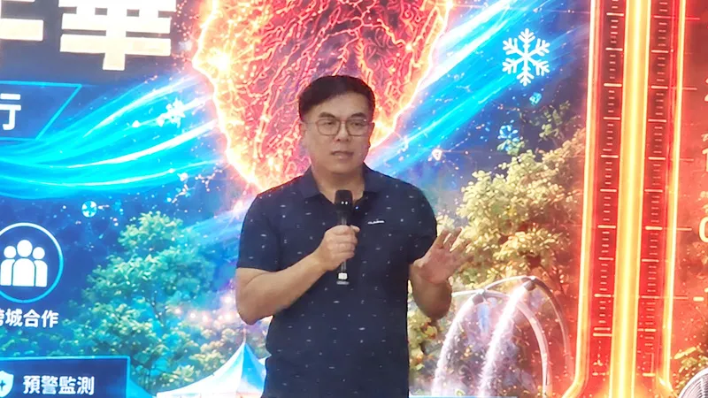 都會十字路口種樹難　彭啓明仍建議多植樹 酷暑難耐，高雄、新北、台北近期陸續設置行人遮陽傘。環境部長彭啓明4日仍推薦種樹，他坦言都會區十字路口種樹有困難，設置遮陽傘雖是照顧民眾方法，但長期來看多種樹更好。中央社記者洪學廣攝115年7月4日