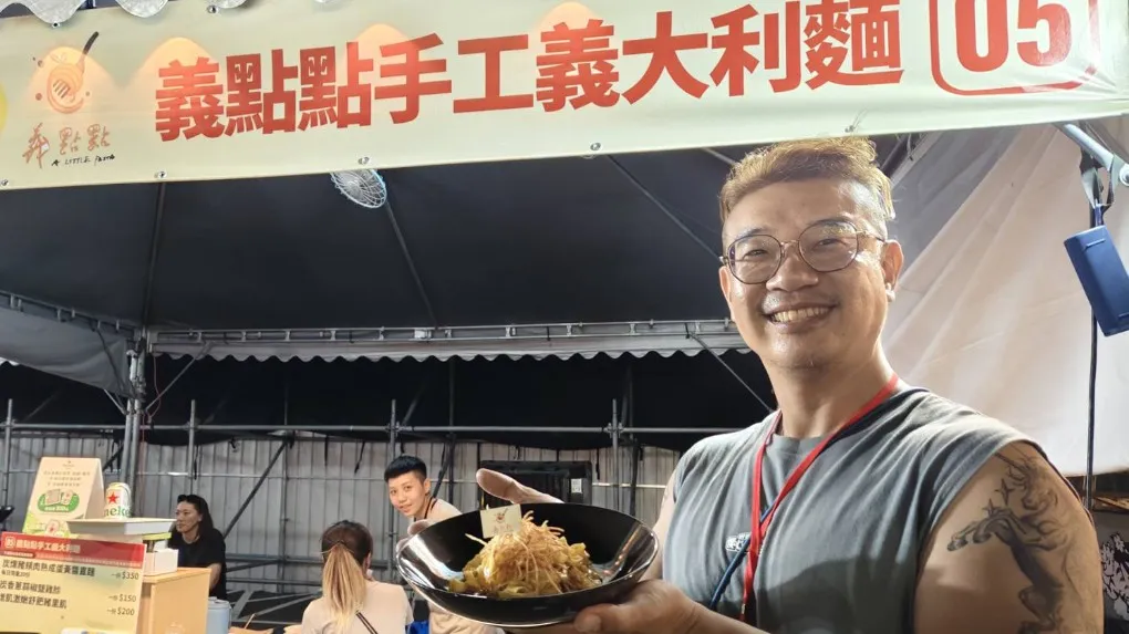 私廚名店「義點點」招牌Carbonara義大利麵，以湖南臘肉採用特製蔗皮煙燻豬頰肉，搭配濃郁的帕瑪森起司，鹹香油脂自然流出與麵條合而為一，令人食指大動。（圖/徐炳文攝）