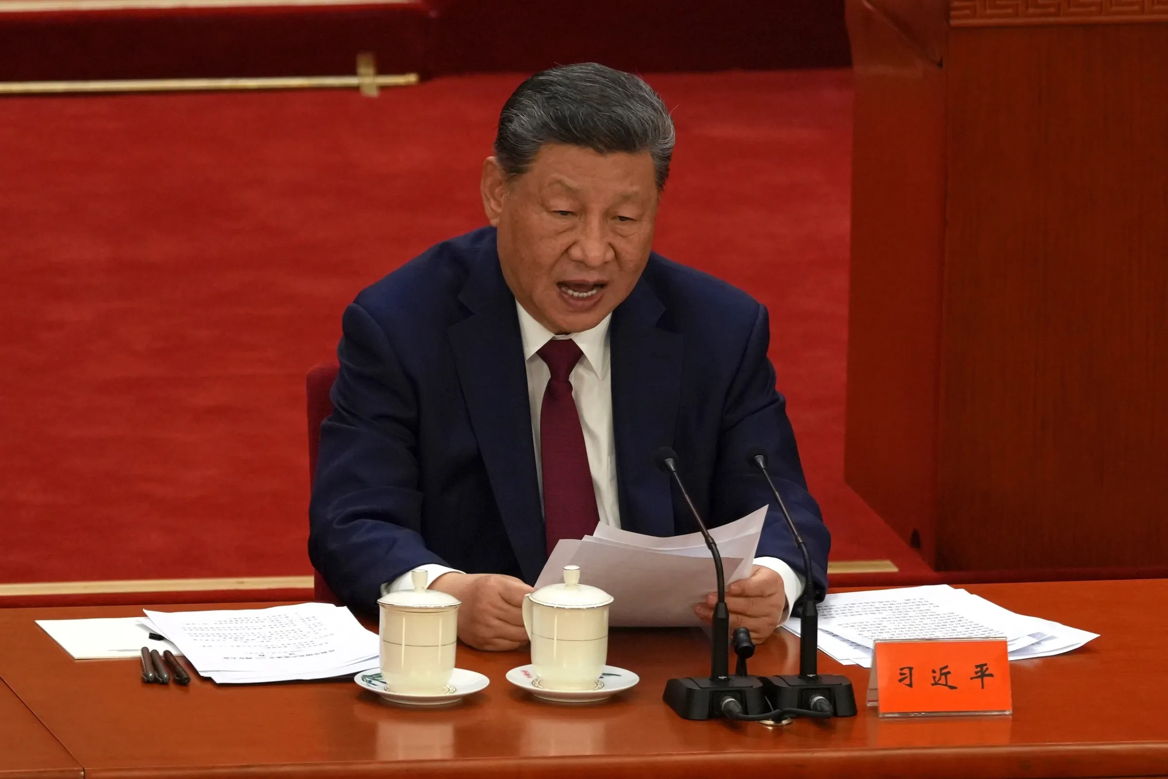 2026年7月1日，中國國家主席習近平在北京人民大會堂的中國共產黨成立105週年紀念儀式發表演說。（美聯社）