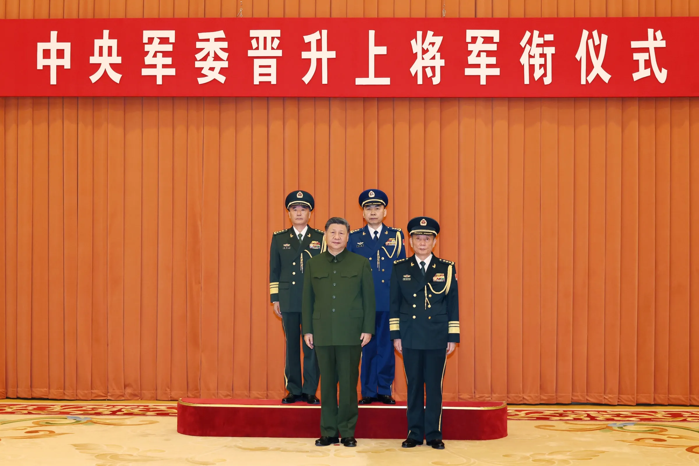 2026年7月3日，中共中央軍委主席習近平與新晉升的張曙光（左上）和王剛（右上）兩位上將合影，中央軍委副主席張升民站在前排右側。（美聯社）