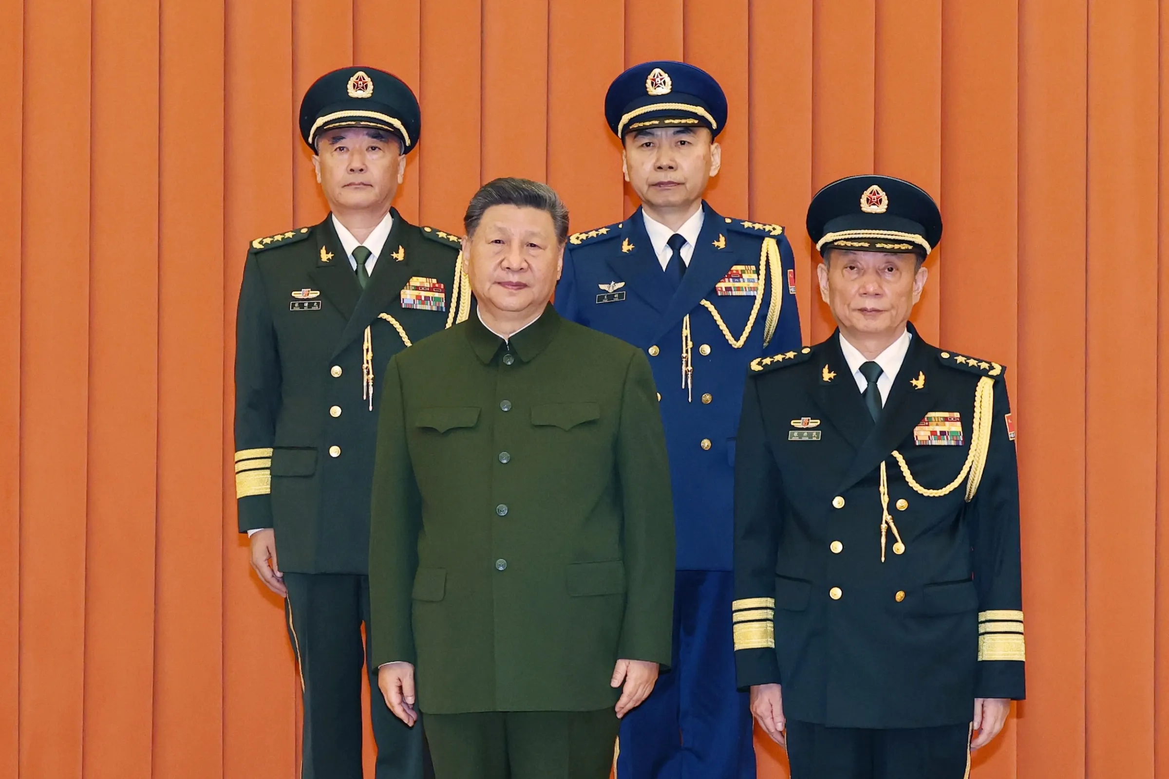 2026年7月3日，中共中央軍委主席習近平與新晉升的張曙光（左上）和王剛（右上）兩位上將合影，中央軍委副主席張升民站在前排右側。（美聯社）