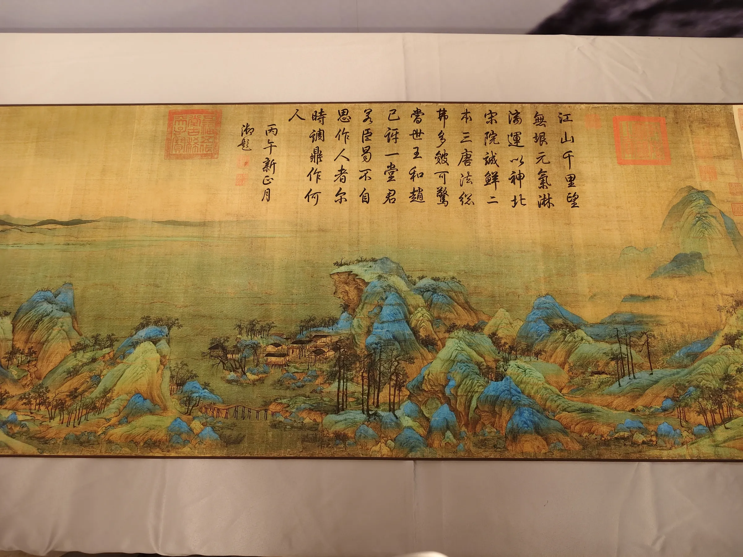 北宋天才畫家王希孟的《千里江山圖》被後人譽為宋代青綠山水的顛峰之作，上有乾隆皇帝題詩。圖為置於舞劇現場的畫作複製品。(圖/作者攝