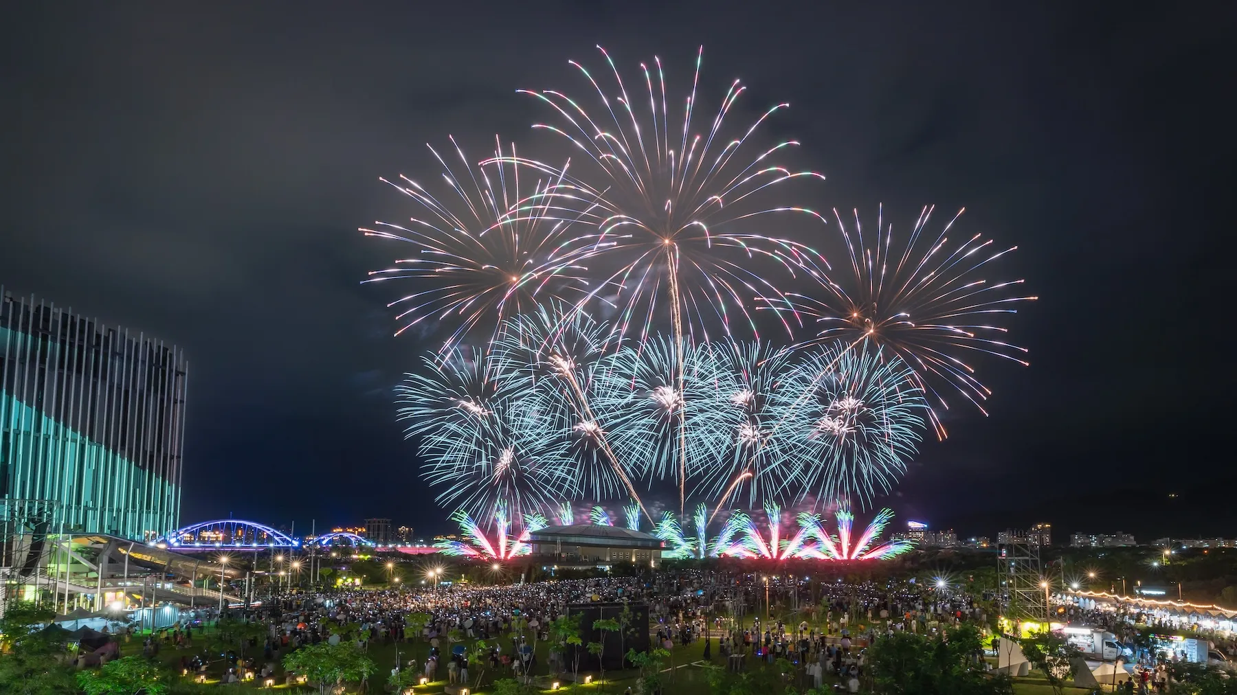 超過2,500發煙火搭配高、中、低空層次演出，打造絢麗夏夜光影饗宴。(圖/新北市文化局)