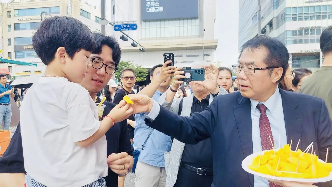 市長黃偉哲親切與民眾互動，並邀試吃芒果。（圖/台南市府提供）