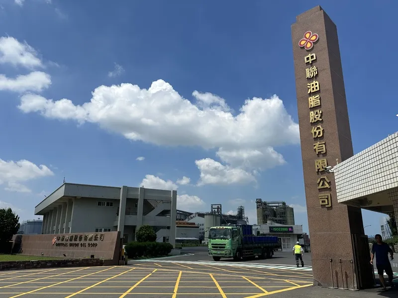 中聯油脂股份有限公司油品致癌物超標，1日起停工，6日位於台中港的廠區仍有許多貨車進出；業者說，這是載運生產油脂產出的豆粉，運出作為肥料、飼料等。中央社