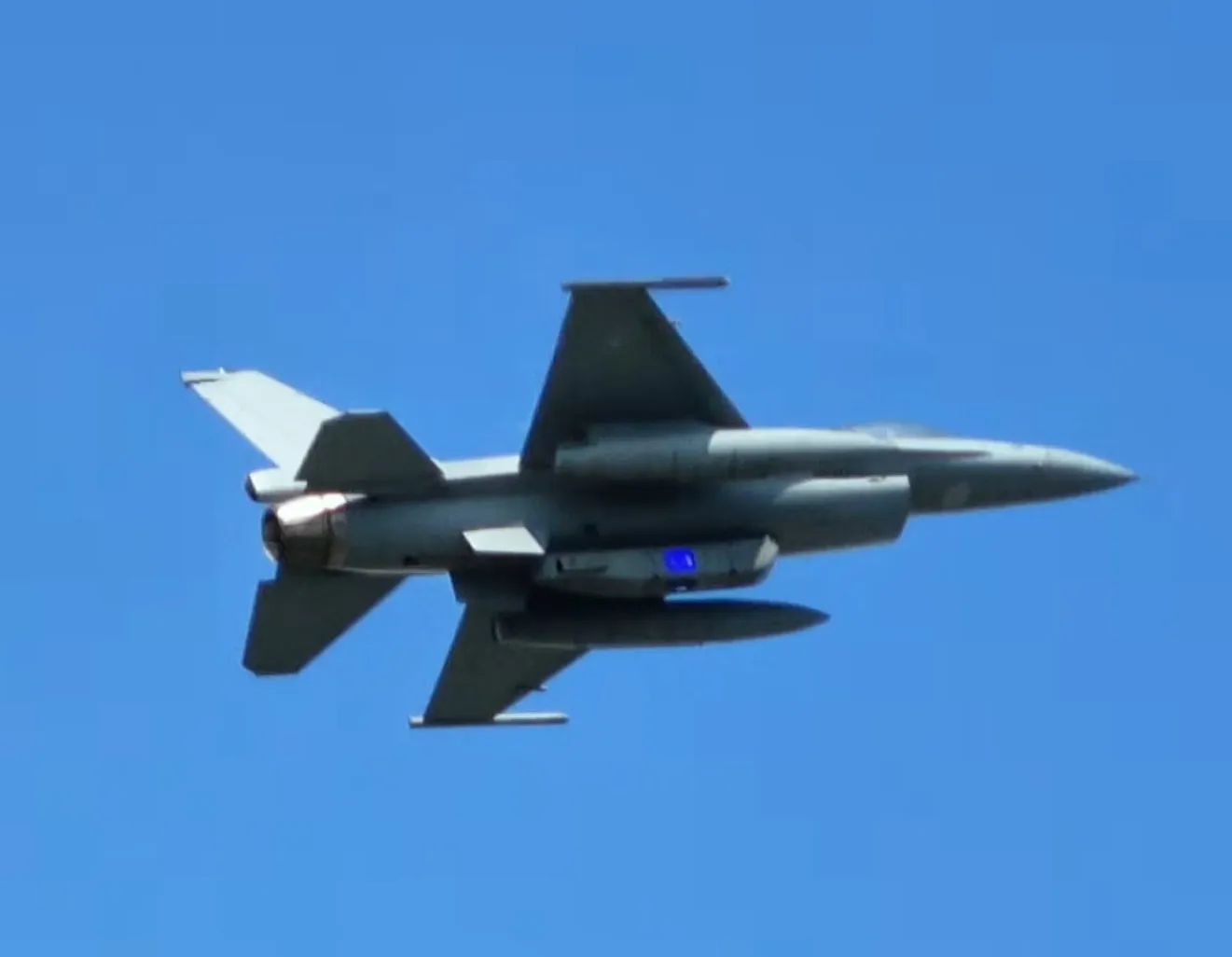 掛載AN/VDS-5「鳳眼」偵照莢艙的空軍F-16。（取自YouTube影片） 