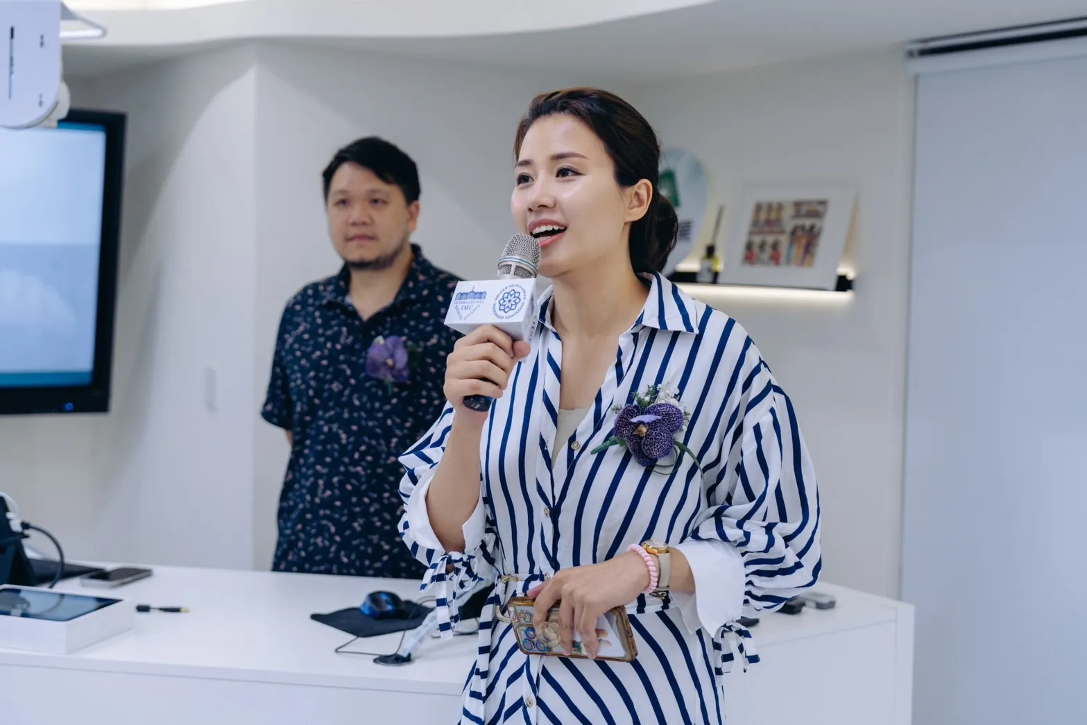德國 IMC 台灣校友會第六屆理事長任杏嫦醫師於活動中主持開場，介紹本次高雄研習課程重點與講師陣容。（圖／德國 IMC 台灣校友會提供）