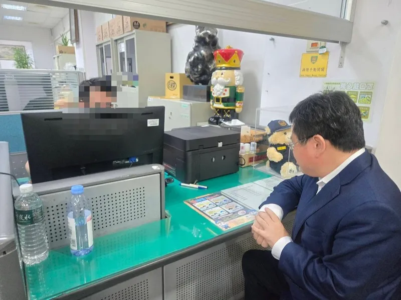 矢板明夫台中擔任講師遭揮拳　報警偵辦 印太戰略智庫執行長矢板明夫（右）受邀擔任春雨文教基金會在台中市舉辦的營隊講師，6日中午演講結束離開飯店時，遭不明男子尾隨，並被揮拳攻擊臉部，矢板明夫就醫治療後向警方報案。（春雨基金會提供）中央社記者郝雪卿傳真115年7月6日