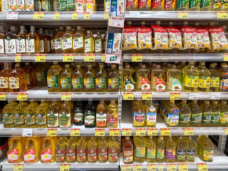中聯油製品問題　スーパーで販売される油類製品（2） 中聯油製品の発がん性物質基準値超過が引き起こした食品安全問題を受け、衛生福利部は6日、国内大手食用油脂精製メーカー4社と会議を開き、改善策の提言を伝達するとともに、業者に関連規範の遵守、製造プロセス管理の徹底、製品の品質と食品安全の確保を要求した。写真は台北市内湖区のスーパーの棚に並ぶ各種油製品。中央社記者・翁睿坤撮影 民国115年7月6日