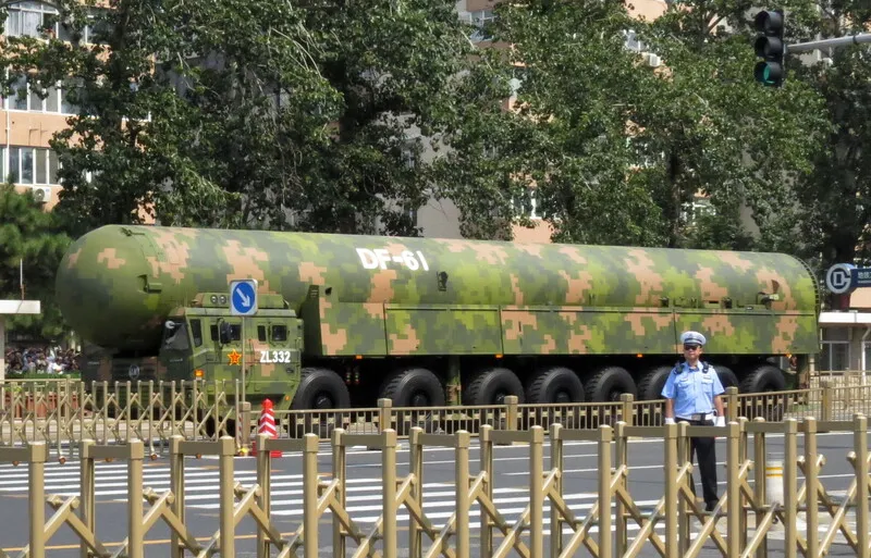 中國東風-61型洲際彈道飛彈 中國6日向太平洋海域試射一枚可搭載核彈頭的潛射洲際彈道飛彈，據報導中方事前已通知區域內相關國家。圖為2025年九三閱兵展出的東風-61（DF-61）型洲際彈道飛彈。中央社記者陳亦偉攝115年7月6日