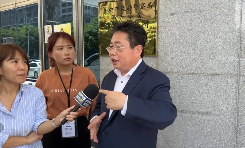 矢板明夫台中遭揮拳攻擊　譴責暴力 印太戰略智庫執行長矢板明夫（右）6日在台中市遭不明人士揮拳攻擊，經向警方報案後，接受媒體聯訪時譴責暴力。（春雨文教基金會提供）中央社記者郝雪卿傳真115年7月6日