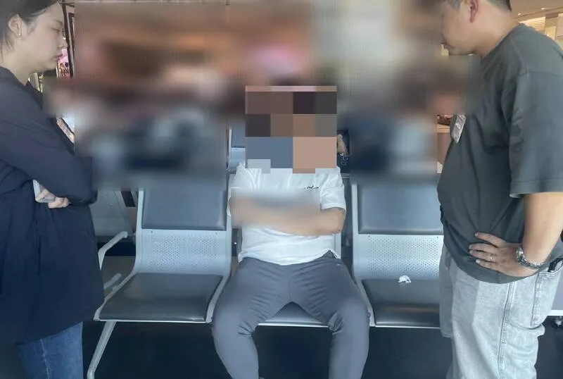 男攻擊矢板明夫後擬搭機離境　台中機場遭逮 印太戰略智庫執行長矢板明夫6日在台中市遭揮拳攻擊臉部，警方掌握涉案廖姓男子（中）行蹤，研判可能搭機離境，下午於台中國際機場攔截逮捕。（讀者提供）中央社記者郝雪卿傳真115年7月6日