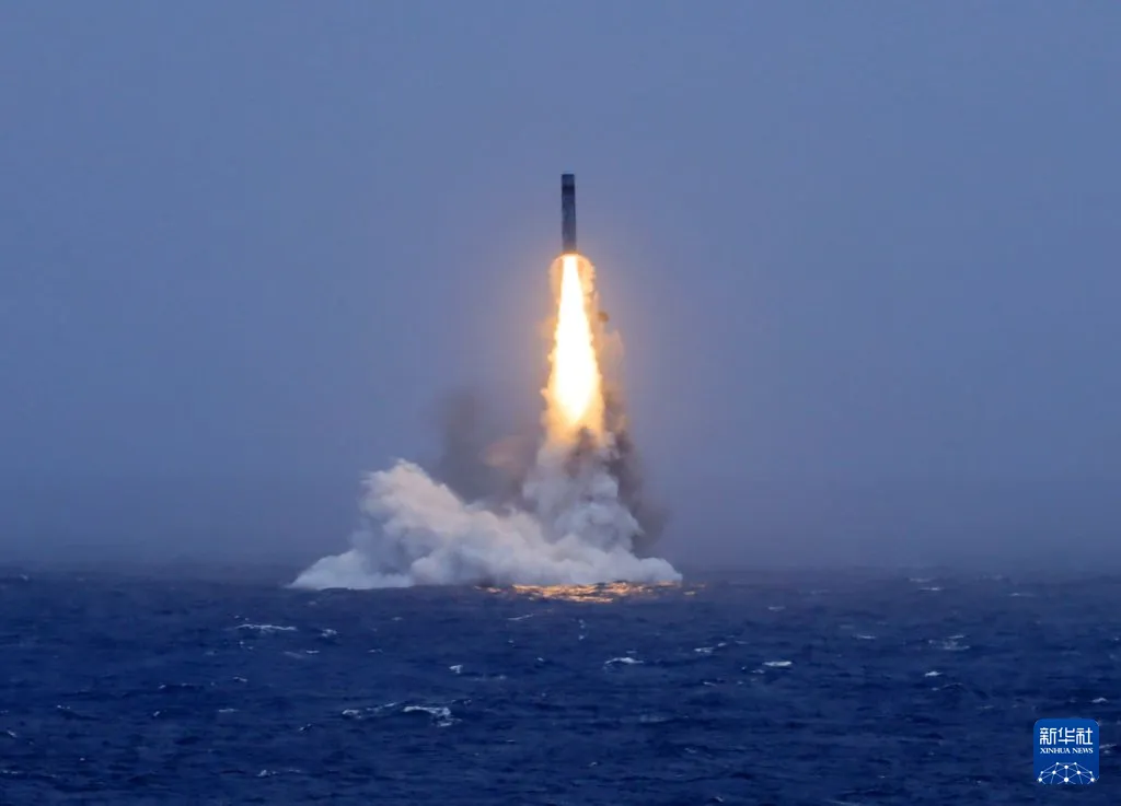 中國解放軍海軍在7月6日中午，以1艘戰略核潛艇向太平洋公海海域，成功發射1發攜載訓練模擬彈頭的潛射戰略飛彈。圖為導彈出水瞬間。（新華社）