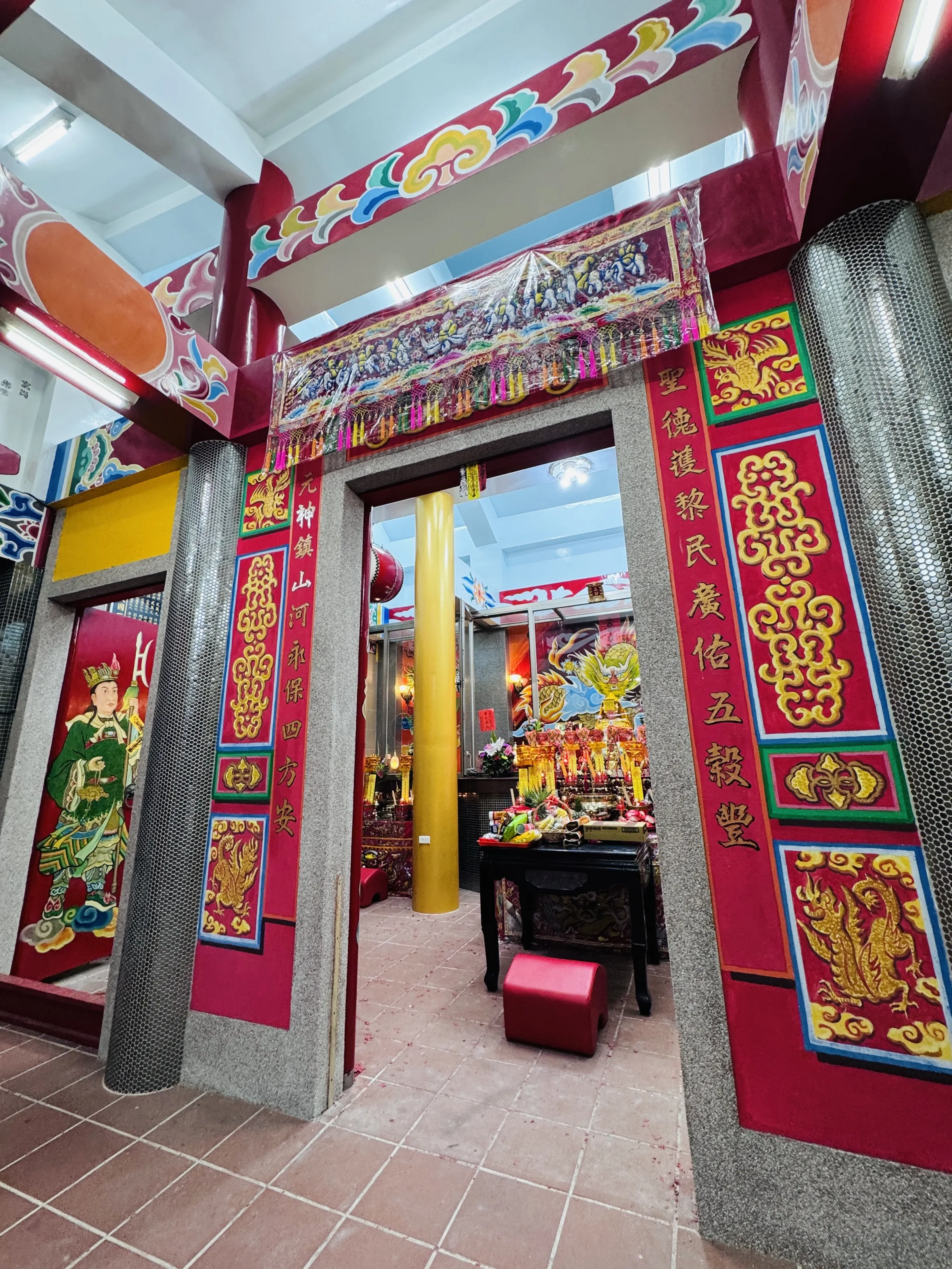 聖元宮結合信仰與藝術美學，廟內彩繪與門神作品為地方留下具文化傳承意義的信仰風景。（圖/聖元宮提供）