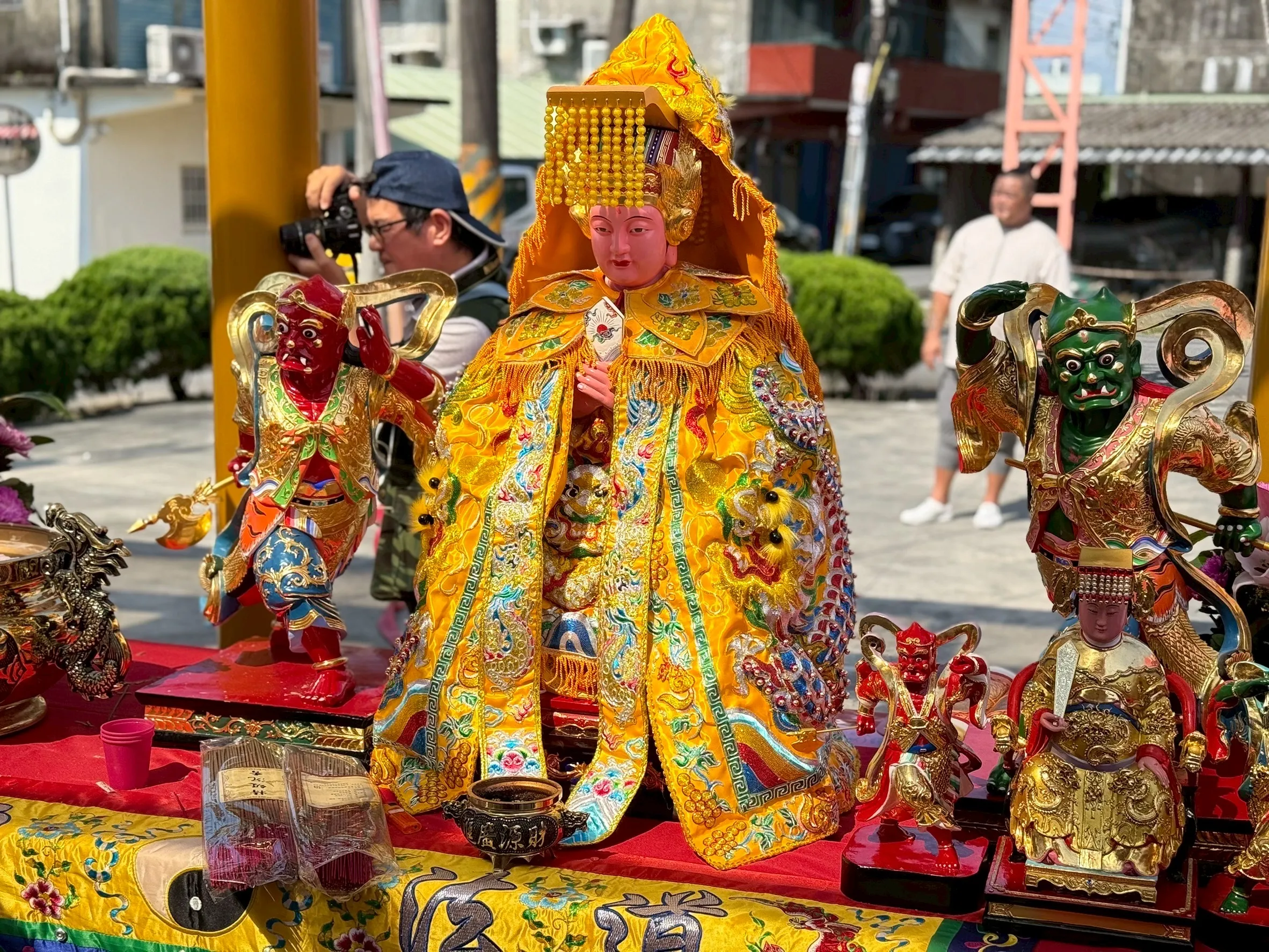 聖元宮迎請媽祖、福德正神及武財神入廟安座，象徵慈悲護佑、守護鄉里與招財納福。（圖/聖元宮提供）