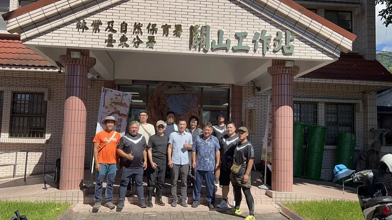 籌拍三叉山事件　魏德聖與團隊探勘飛機殘骸 導演魏德聖（前左3）籌拍三叉山事件，6日帶著美術團隊，在當年搶救人員罹難者遺屬、農業部林業及自然保育署台東分署關山工作站人員等陪同下，踏上山路尋找飛機殘骸。中央社記者盧太城台東攝115年7月7日