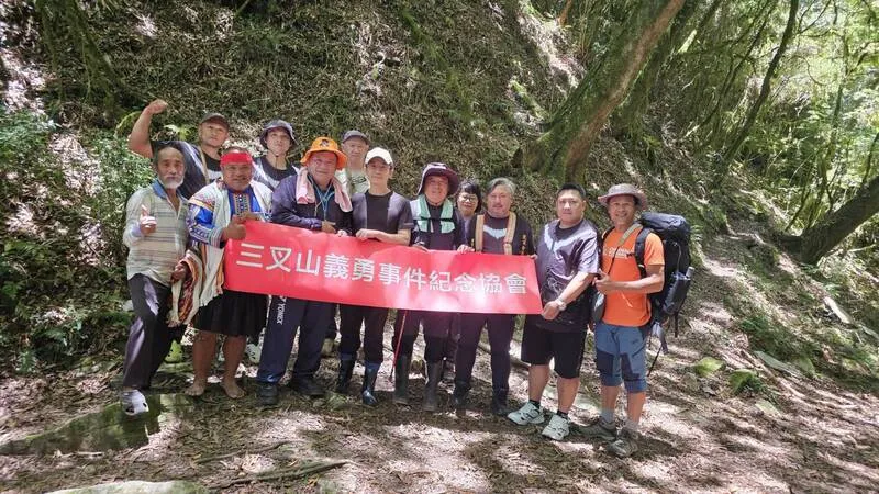 籌拍三叉山事件　魏德聖與遺屬前往探勘 二戰結束，一架載運戰俘的美軍運輸機墜毀三叉山附近，機上25人加上前往搶救的26名日本軍警及台東民眾全數罹難，導演魏德聖（前左4）籌拍電影，6日與遺屬踏上當年搶救山路尋找飛機殘骸。（林保署台東分署提供）中央社記者盧太城台東傳真115年7月7日