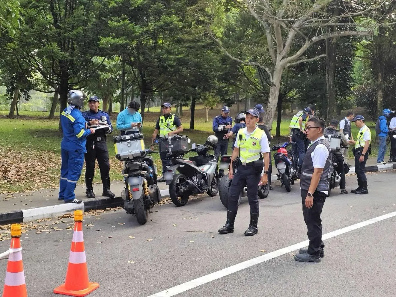 新加坡警察進行街道路邊臨檢。（取自星國警察部隊粉專）
