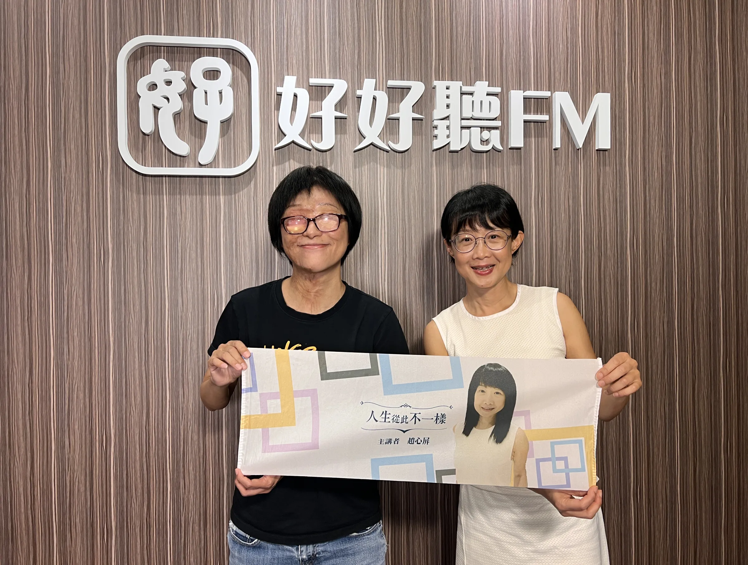 雅惠跟我合照時，搞笑地說：早知道應該穿禮服（作者提供）