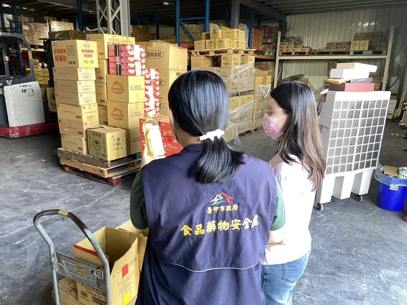 中聯油脂股份有限公司供應福壽實業、福懋油脂及泰山企業使用的一批大豆沙拉油原料，檢出致癌物「苯駢芘」含量超標。台中市食安處3日持續派員前往下游業者倉儲，確認問題油品下架情形。（中央社）