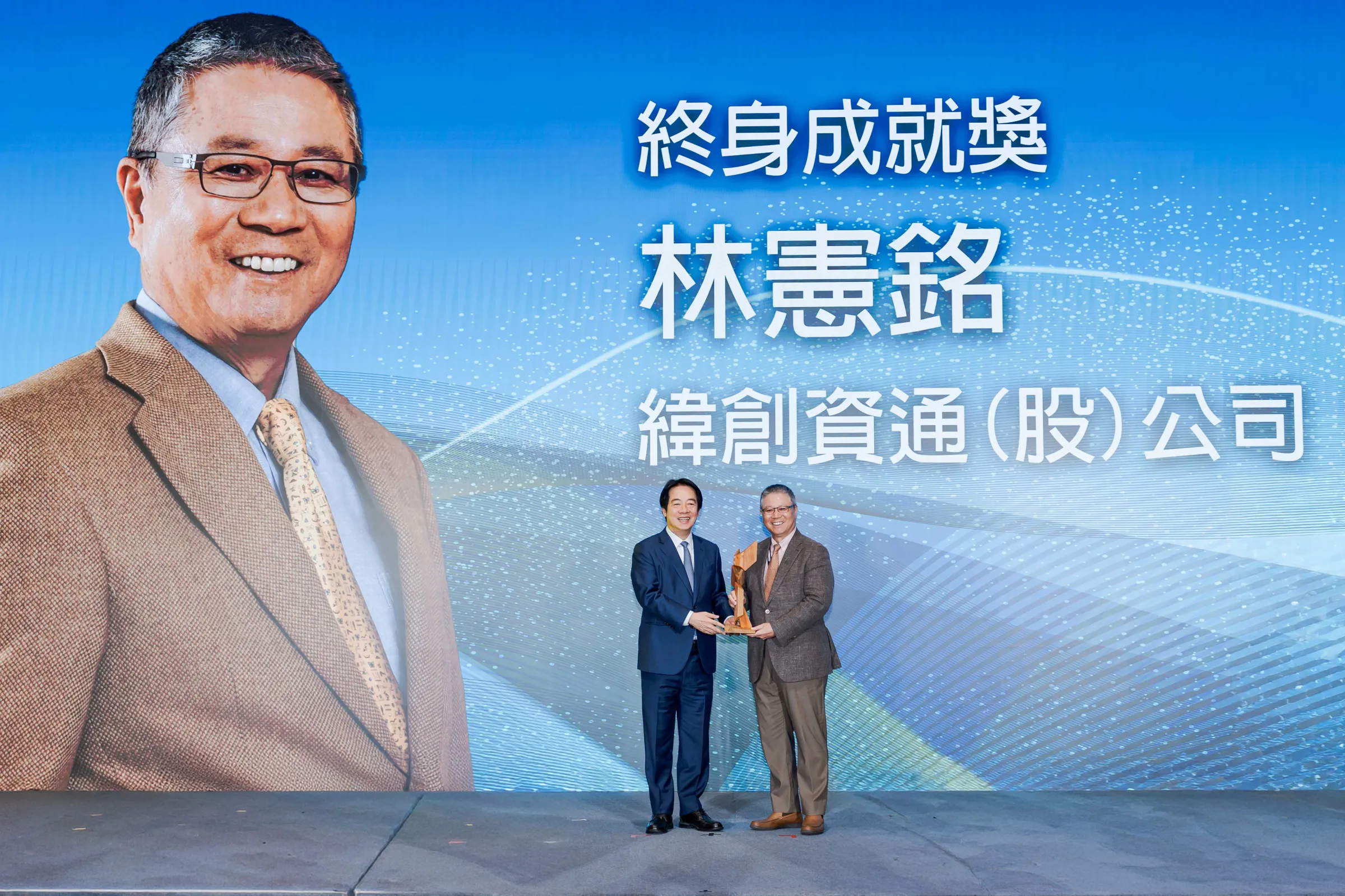 20260707－2026創投之星終身成就獎頒給緯創資通董事長林憲銘（右），總統賴清德（左）擔任頒獎人。（創投公會提供）