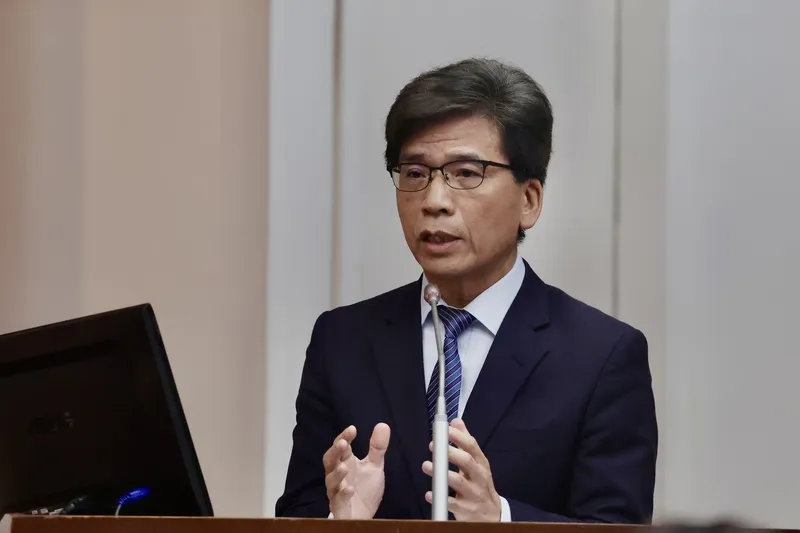 台股熱絡排擠銀行產業放款？　金管會：嚴密掌控資金變化 台股交投熱絡，立委關注中央銀行定期存單未到期餘額明顯下降，市場流動性增加，關切如何讓資金流向實體經濟。金管會主委彭金隆8日在立法院立法院財政委員會備詢時表示，嚴密掌控資金變化，這段期間銀行存款大幅增加，放款同步上揚，但多數流入企業放款居多，金管會與央行密切保持聯繫。中央社記者王飛華攝115年7月8日