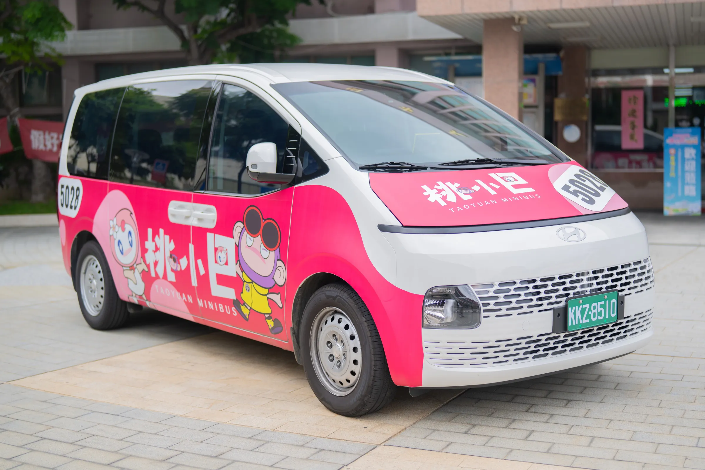 九人座桃小巴可深入社區，補足大型公車無法進入的區域，提升乘車便利性。圖/桃園市政府提供