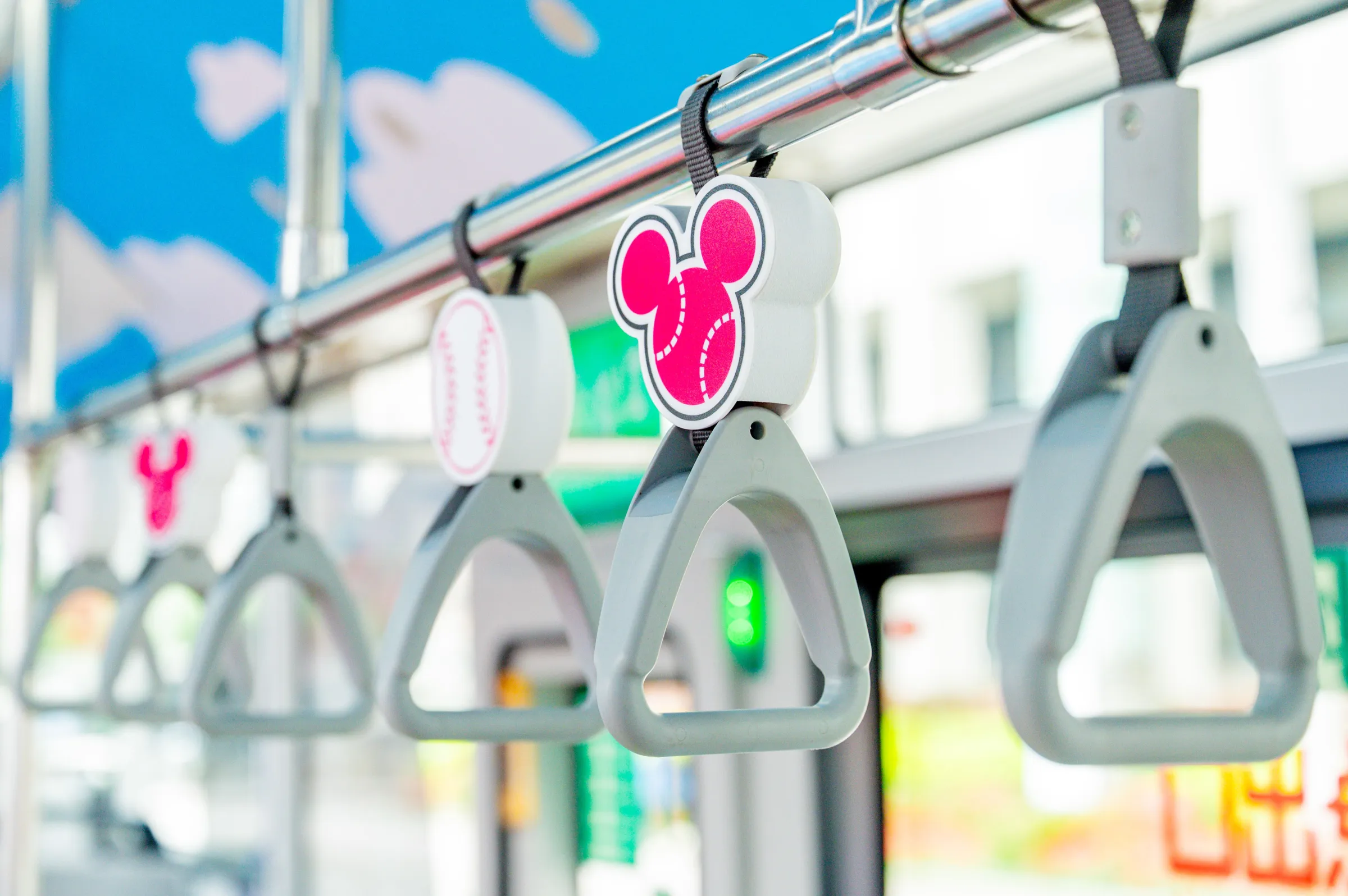 桃市府攜手迪士尼Mickey & Friends推出主題公車。圖/桃園市政府提供