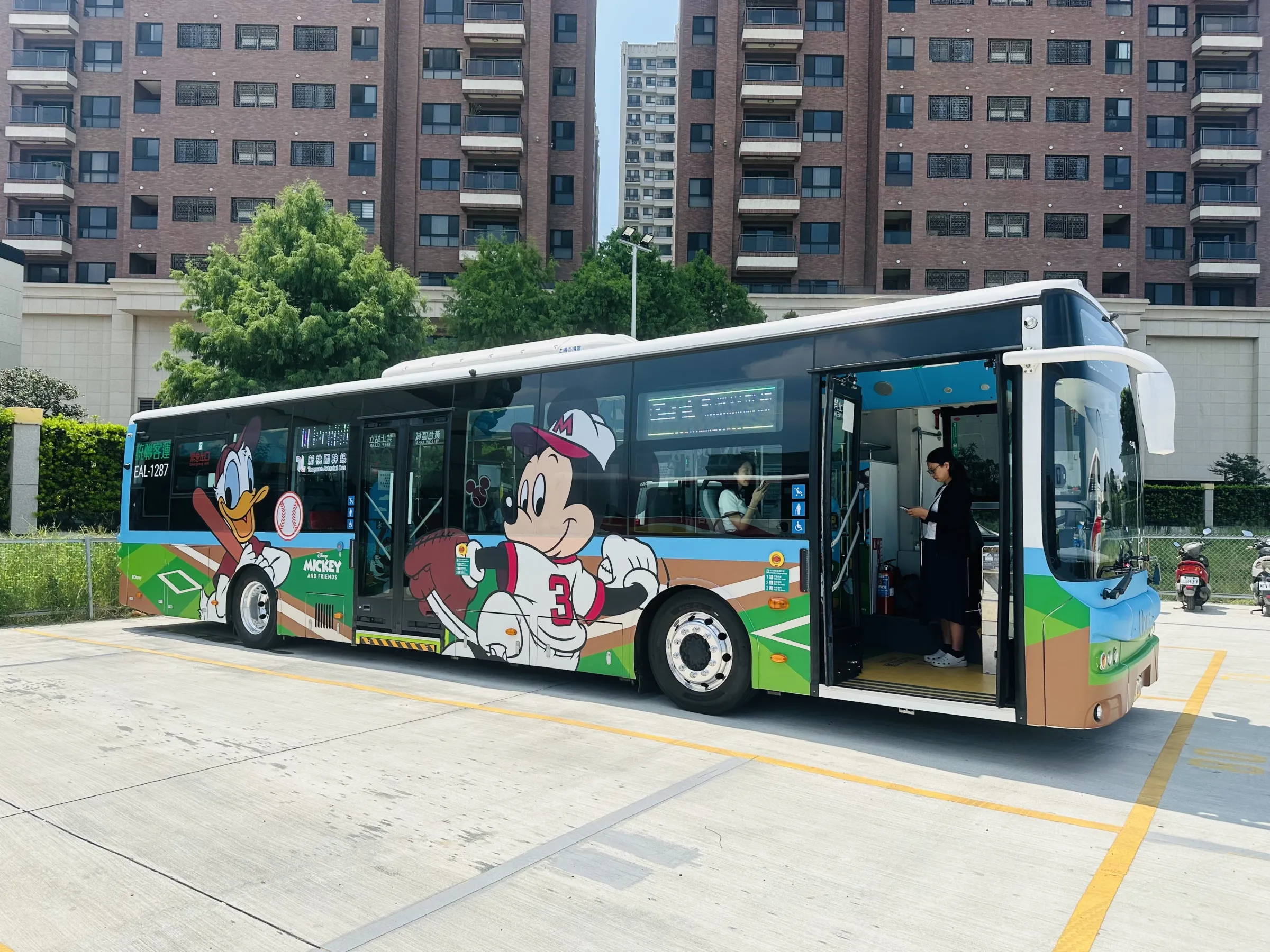 桃市府攜手迪士尼Mickey & Friends推出主題公車。圖/風傳媒拍攝
