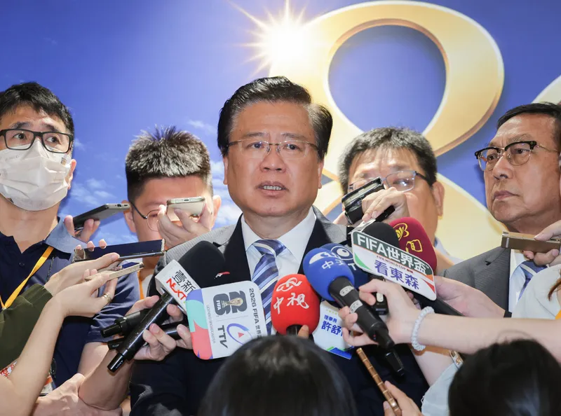 商總會員代表大會　理事長許舒博會前受訪 全國商業總會第12屆第3次會員代表大會8日在台北茹曦酒店舉行，商總理事長許舒博（中）會前受訪表示，今年將籌辦「台灣服務業國際博覽會」，讓世界看到台灣百工百業的實力。中央社記者裴禛攝115年7月8日