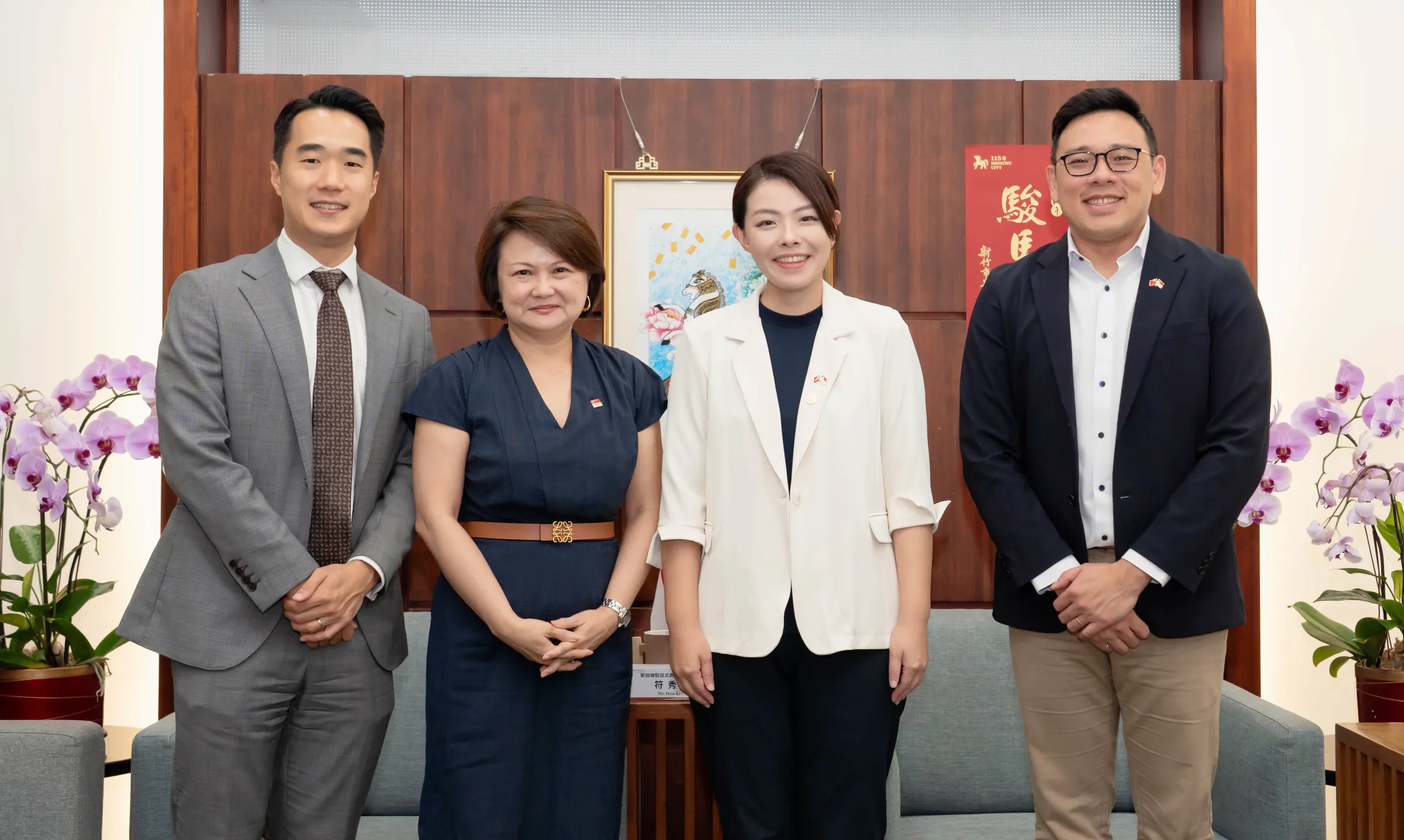 星國駐台代表8日首訪竹市，左起為副代表蕭偉雄、代表符秀麗、市長高虹安及城銷處長林昱志。（圖／新竹市政府提供）