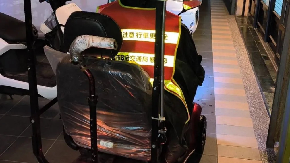 交通局製作電動代步車「人車兩用反光背心」及「螢光旗」，並藉由區公所發送給有使用電動代步車需求的長輩。（圖/高市交通局提供）